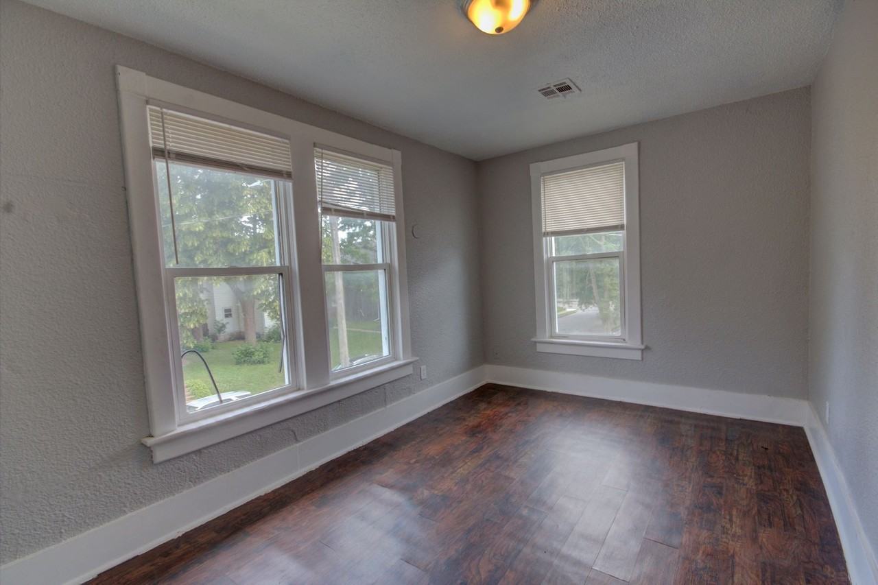 1318 1/2 Brown St - Photo 6 of 19