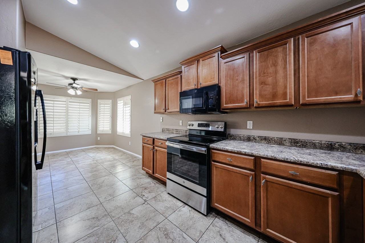 36322 W Alhambra St - Photo 3 of 32