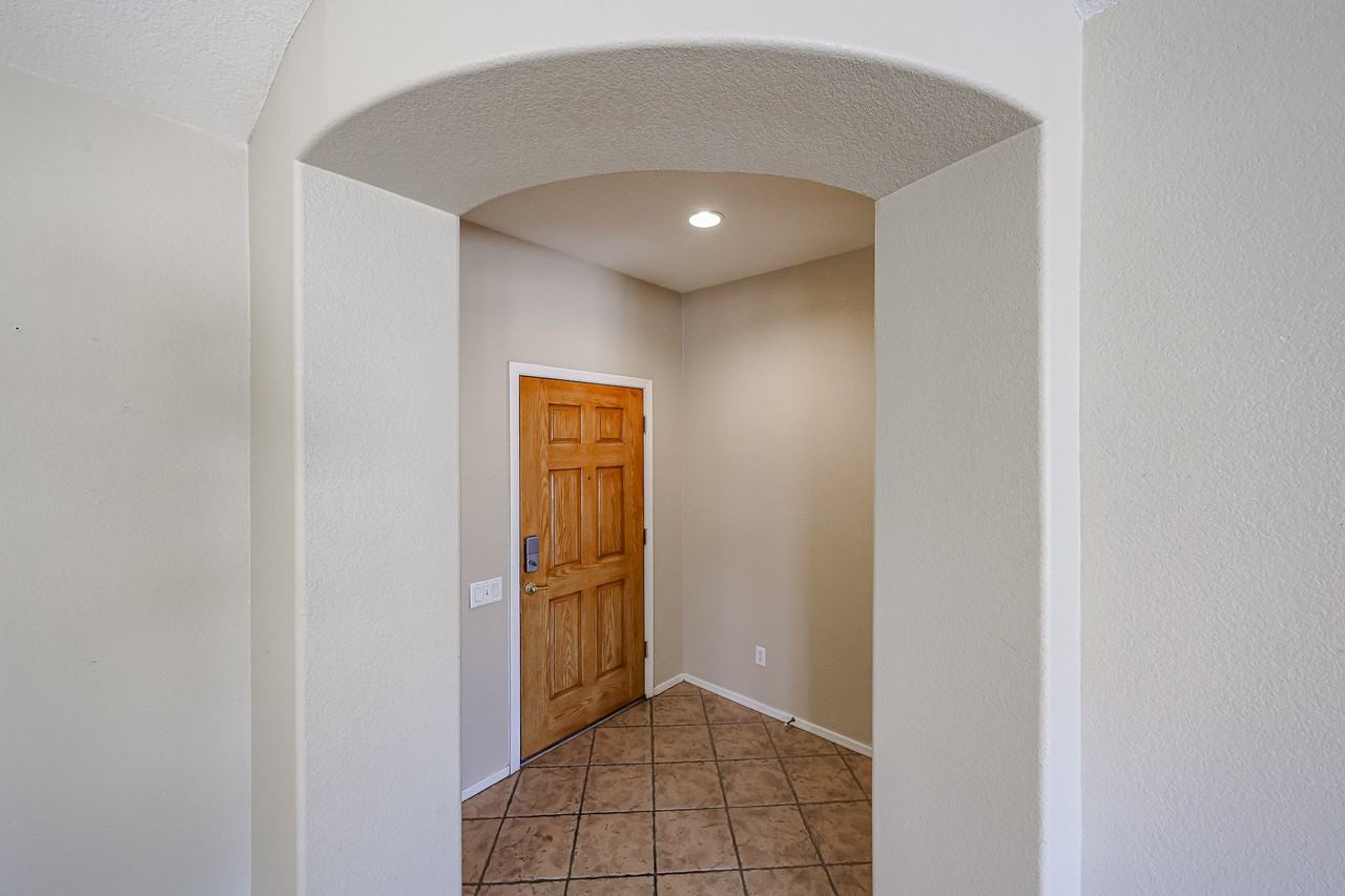 869 E Waterview Pl - Photo 4 of 36