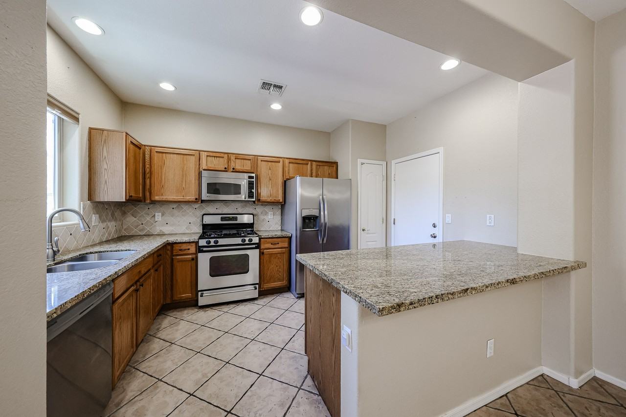 869 E Waterview Pl - Photo 7 of 36