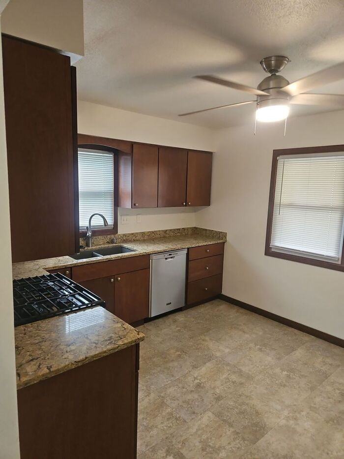 221 E Sheridan Ave - Photo 3 of 8