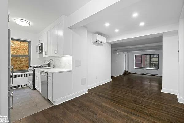 E 89th St #3D - Photo 2 of 20