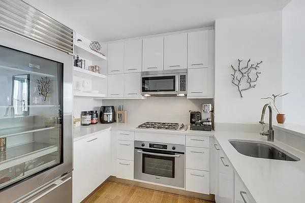 W 42nd St #25D - Photo 4 of 20