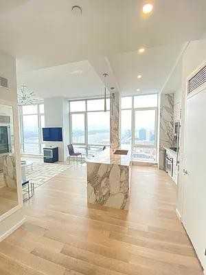 W 42nd St #PHA - Photo 2 of 20