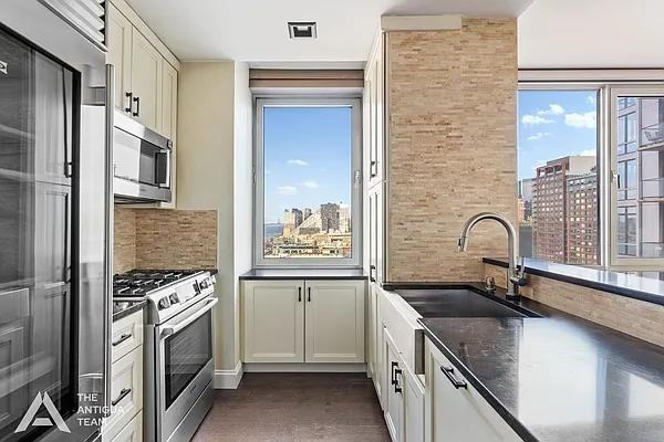 W 42nd St #23E - Photo 3 of 20