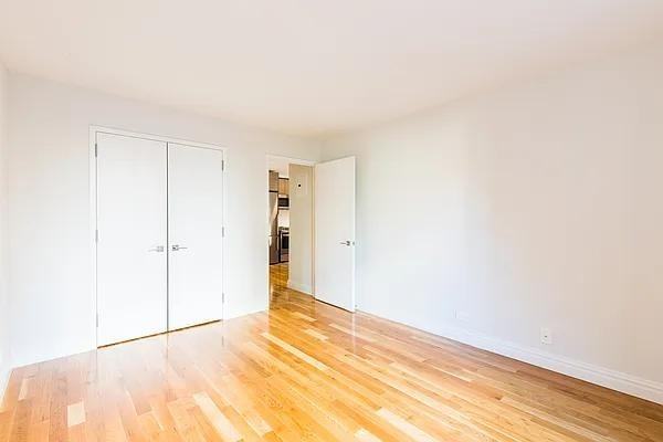 W 48th St #010P - Photo 5 of 12