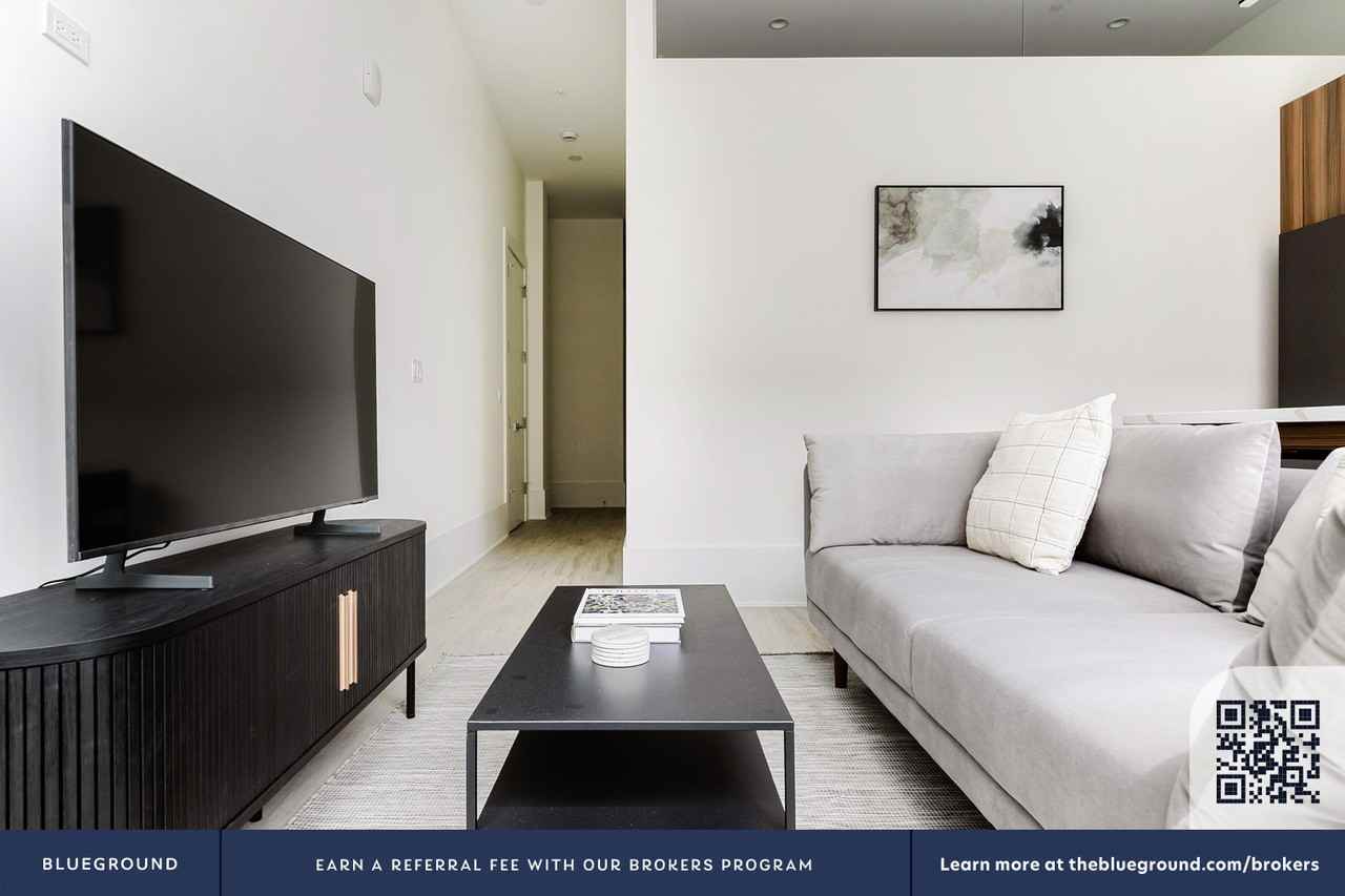 812 W Adams St #1255 - Photo 5 of 30