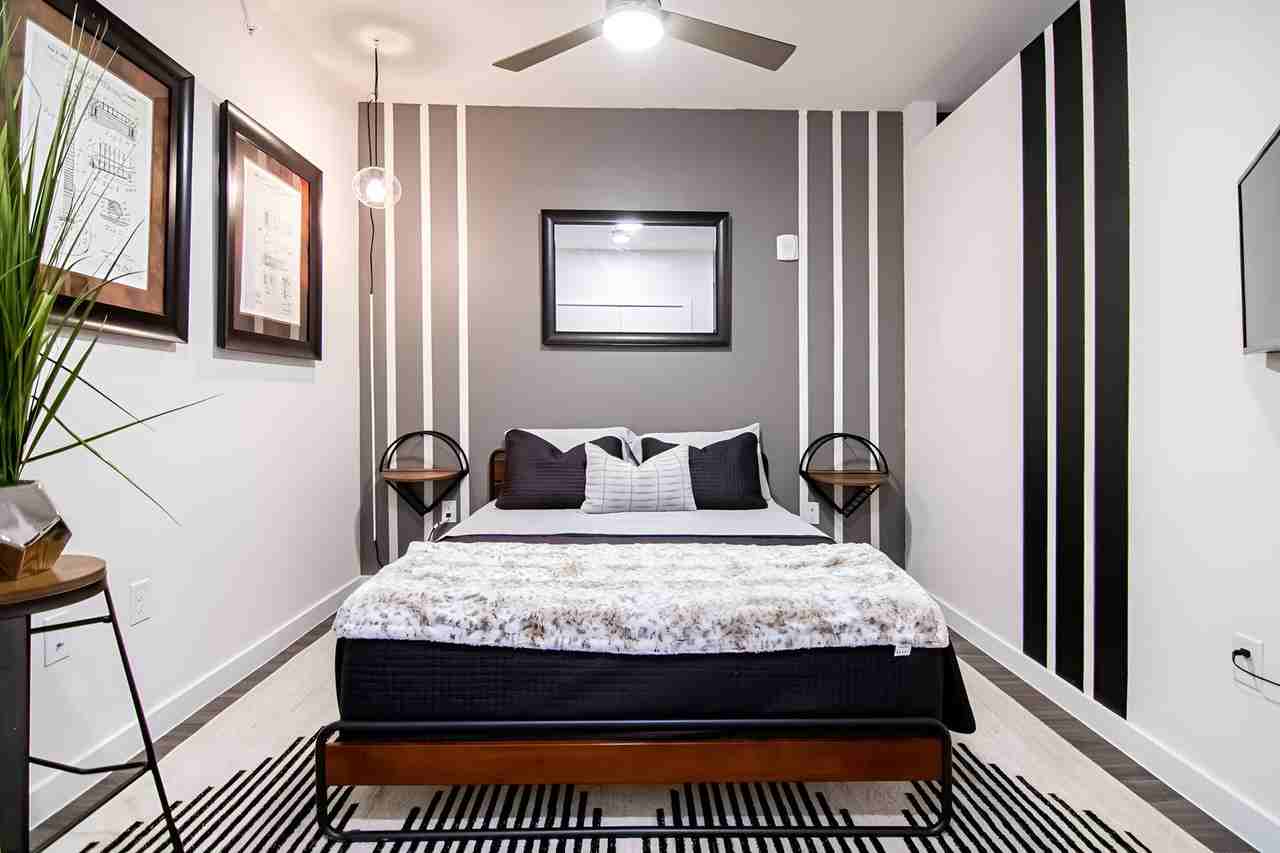 1500 N Henderson Ave #1058280P - Photo 7 of 24