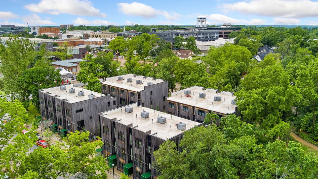 319 Ne B St #1221888P - Photo 3 of 50