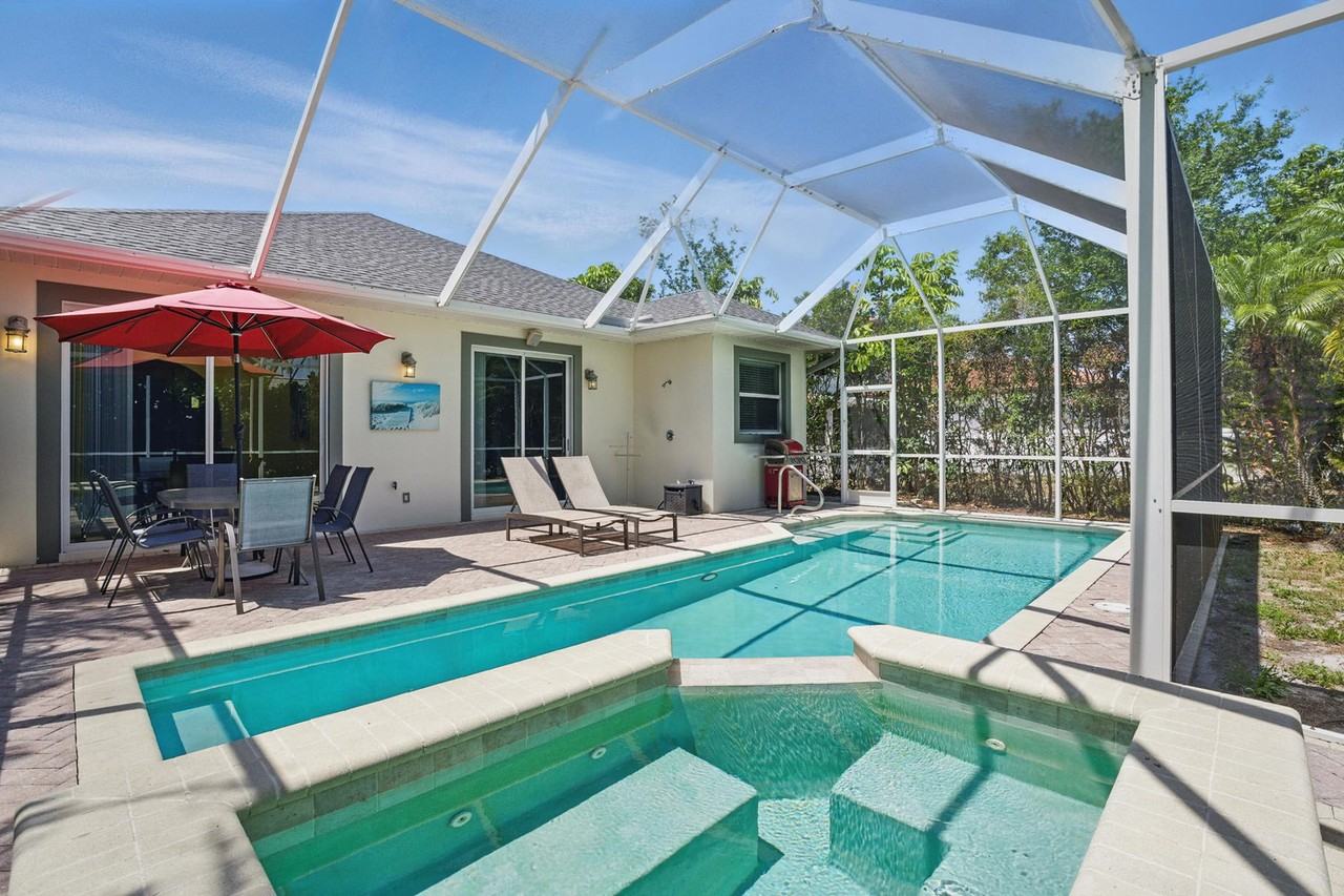 555 93rd Ave N #1241713P - Photo 2 of 34