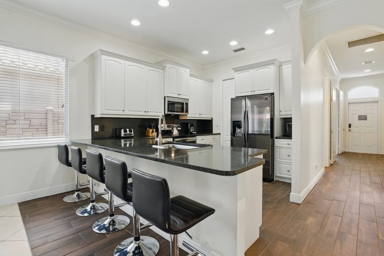 555 93rd Ave N #1241713P - Photo 4 of 34