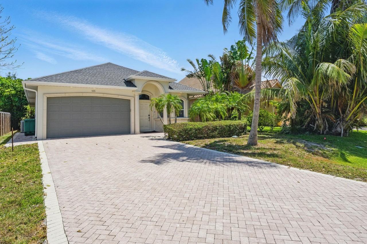 555 93rd Ave N #1241713P - Photo 5 of 34