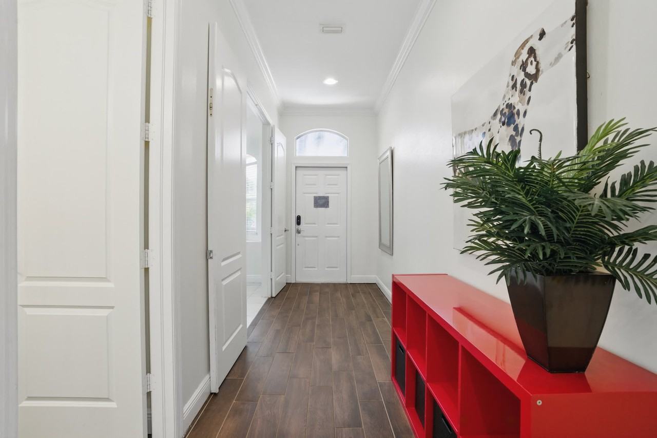 555 93rd Ave N #1241713P - Photo 6 of 34