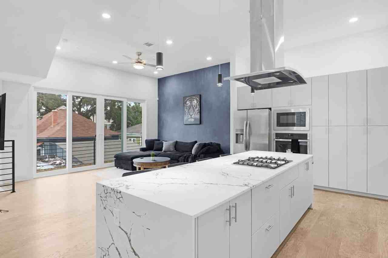 2105 Mcgowen St #1244936P - Photo 4 of 50