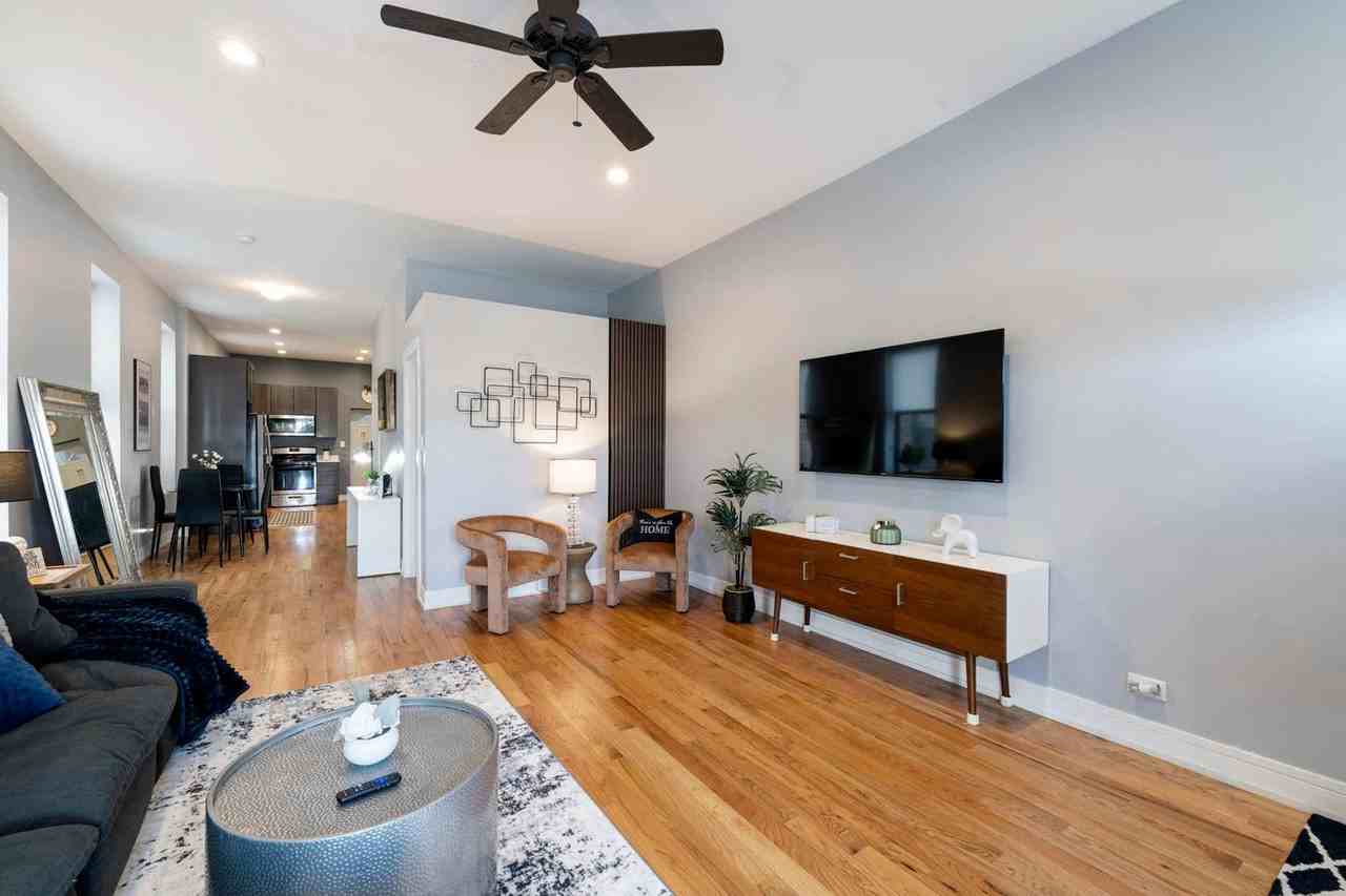 109 South Paulina Street #1244958P - Photo 4 of 36