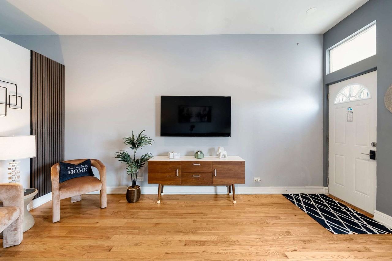 109 South Paulina Street #1244958P - Photo 5 of 36