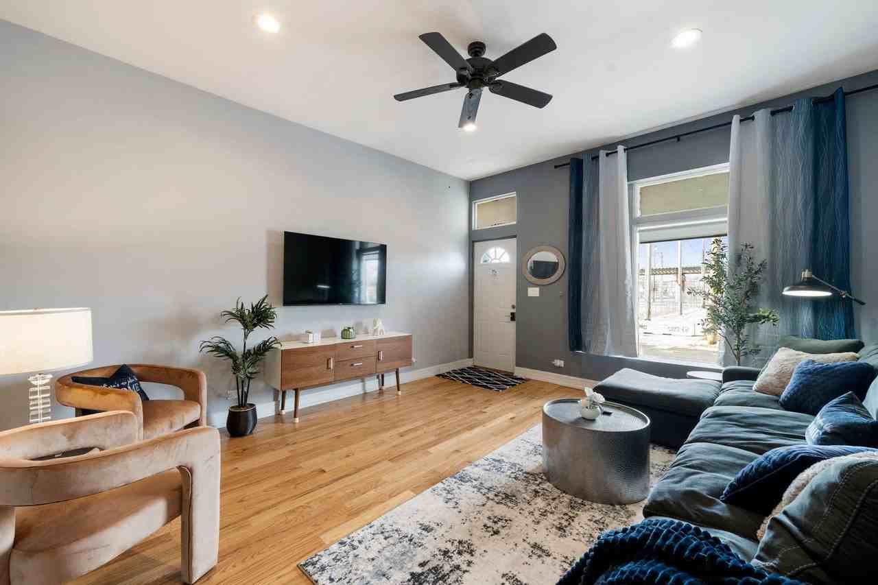 109 South Paulina Street #1244958P - Photo 3 of 36