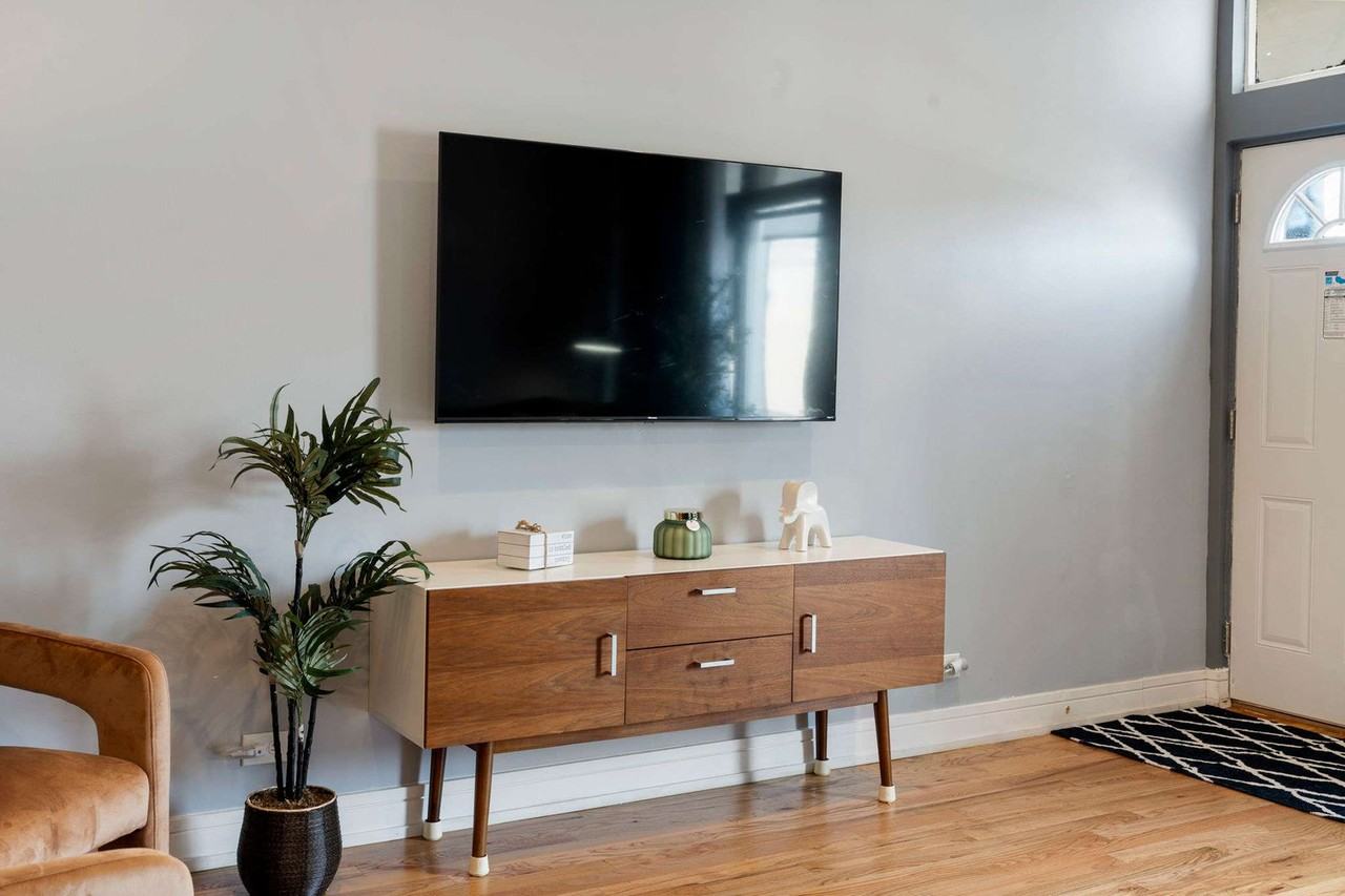 109 South Paulina Street #1244958P - Photo 6 of 36