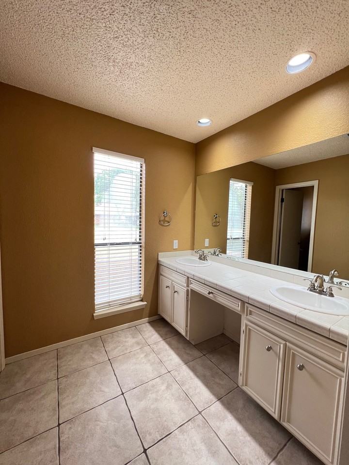 4107 Angelina Dr - Photo 3 of 12