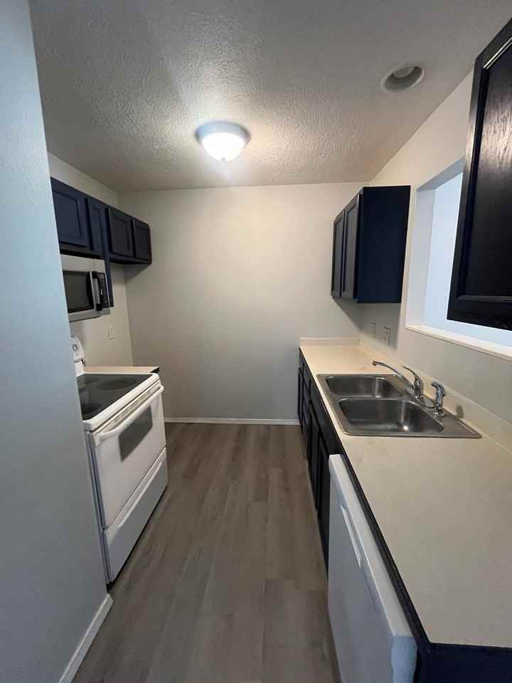 1777 N Drury Ave - Photo 4 of 13