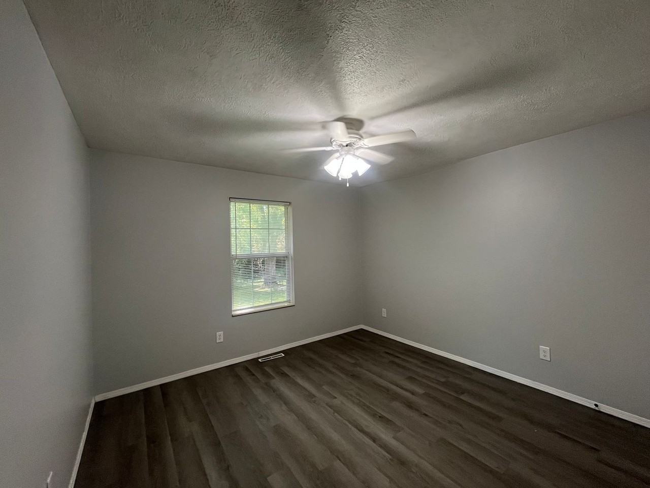 1777 N Drury Ave - Photo 5 of 13