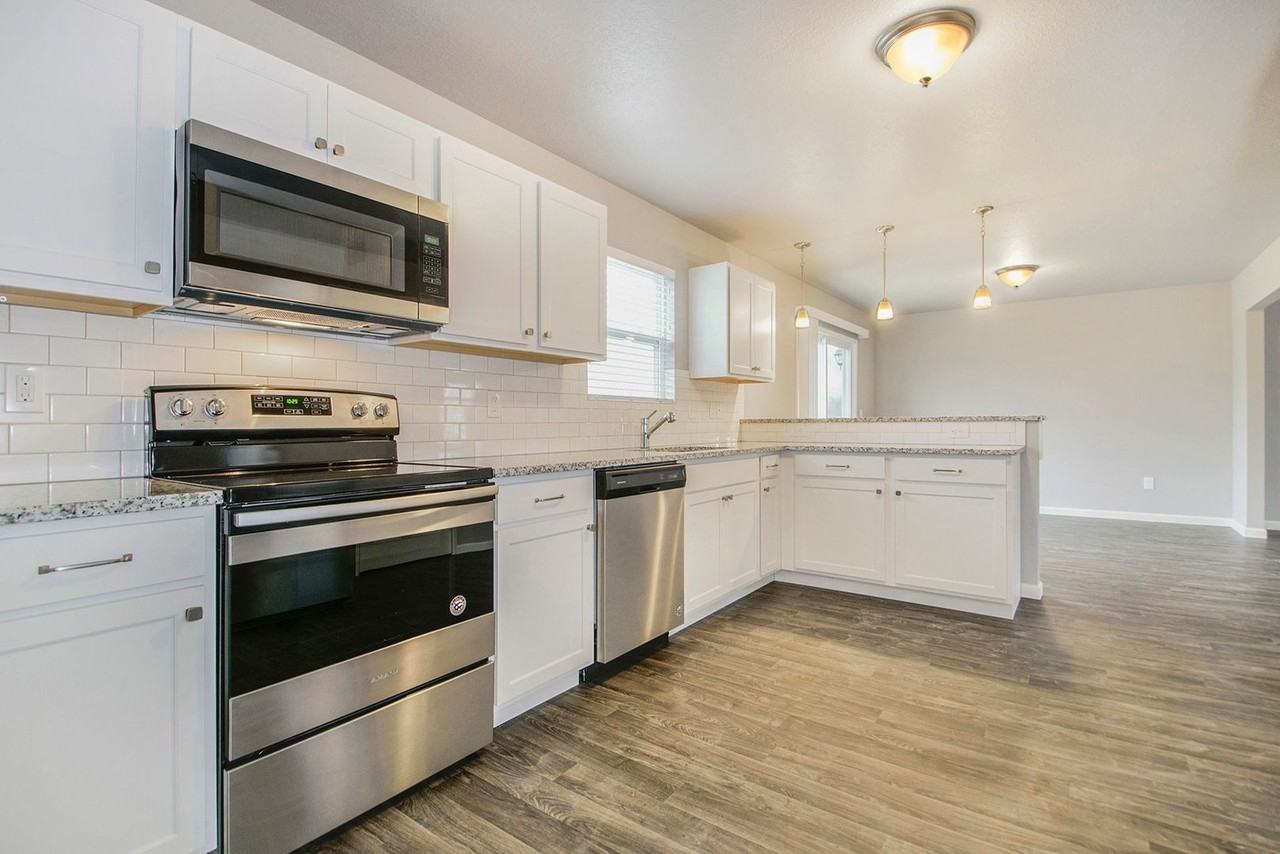 321 Catera Ct - Photo 5 of 32