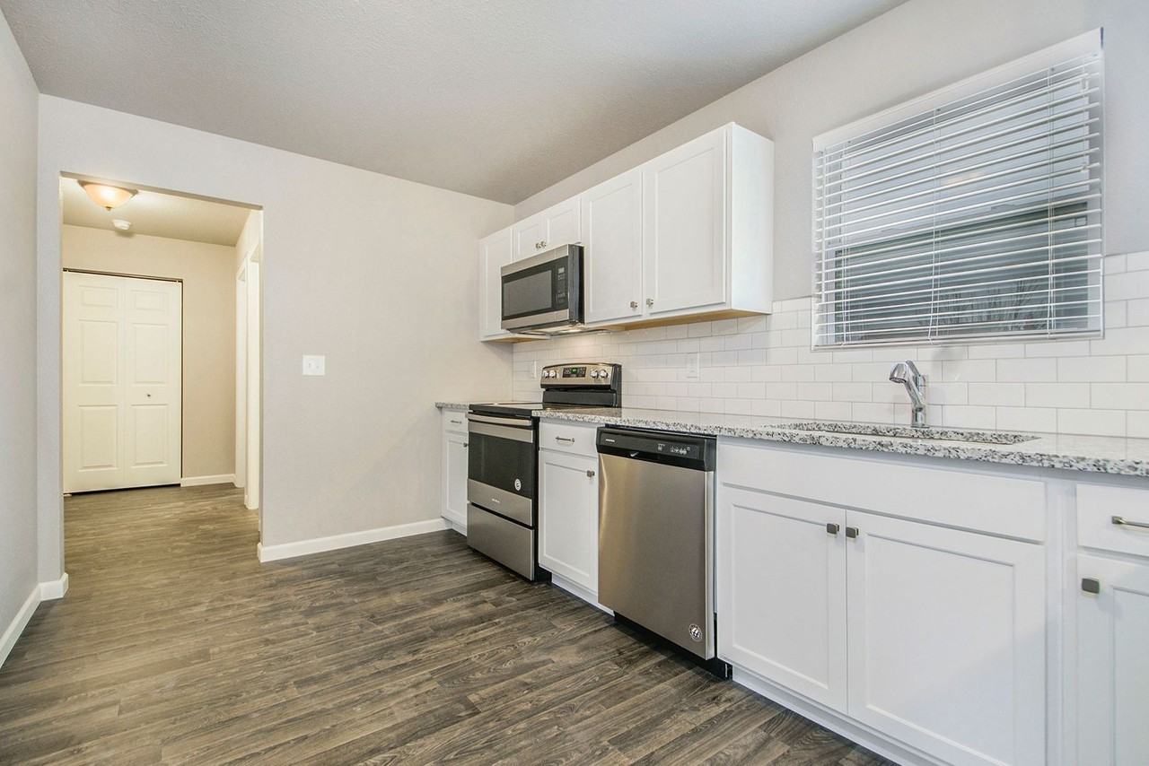 321 Catera Ct - Photo 6 of 32