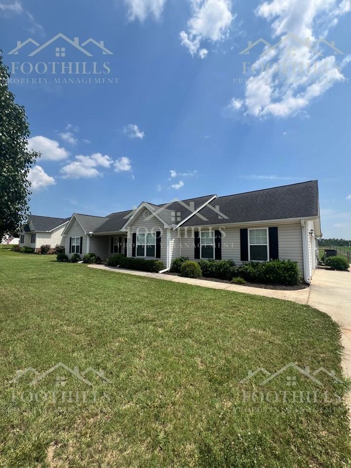 119 Mcclain Lake Dr - Photo 2 of 32