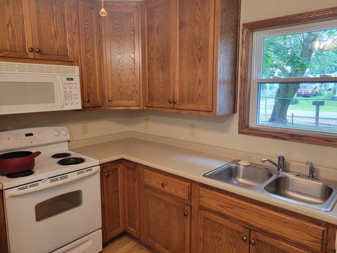 440 Edwards St - Photo 4 of 17