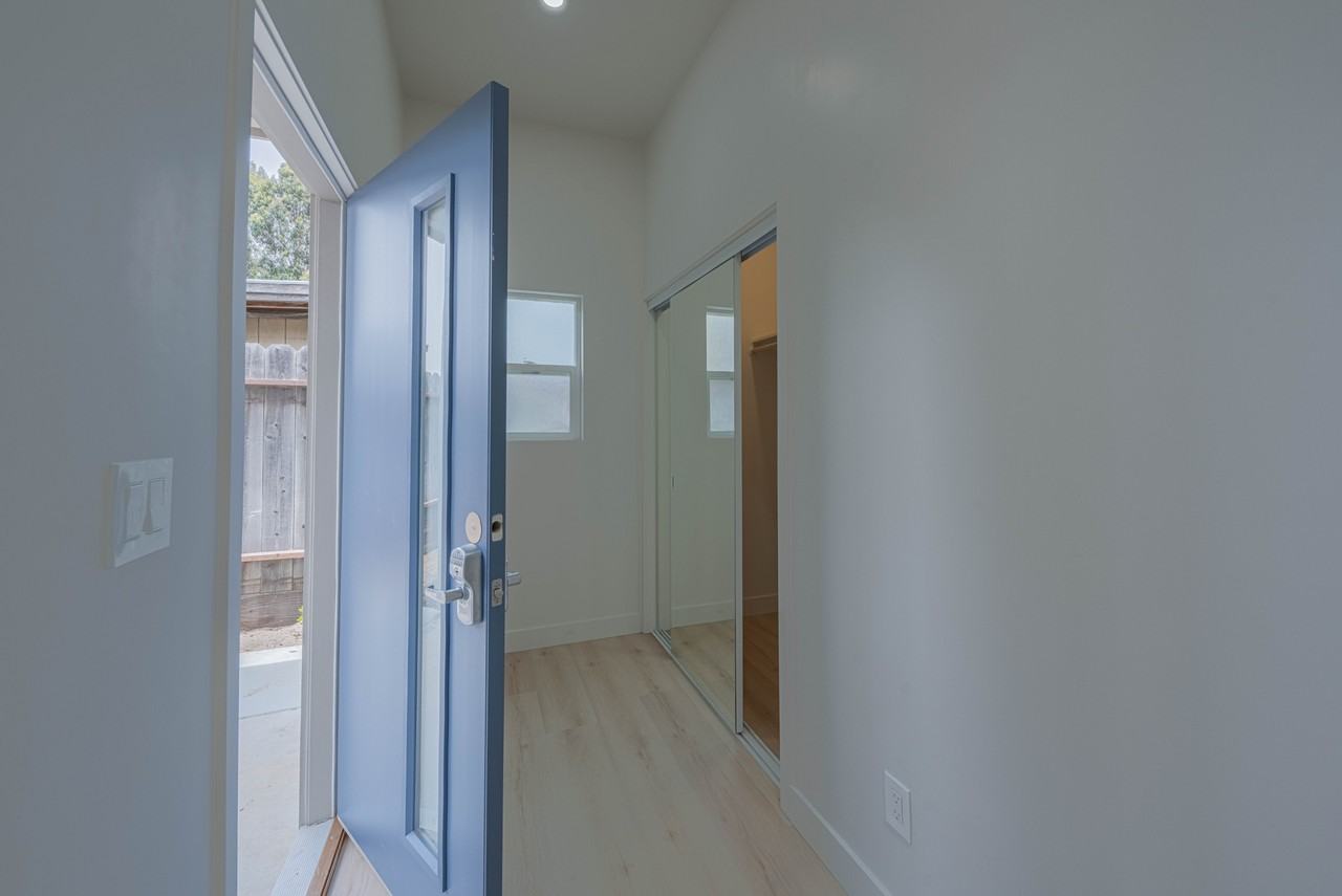 987 Harcourt Avenue - Photo 2 of 47