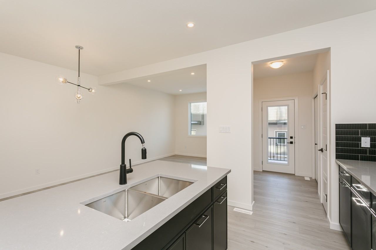 Holyrood 01 - Photo 6 of 9