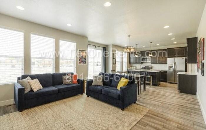 2462 N Stanley Crane Dr - Photo 3 of 25