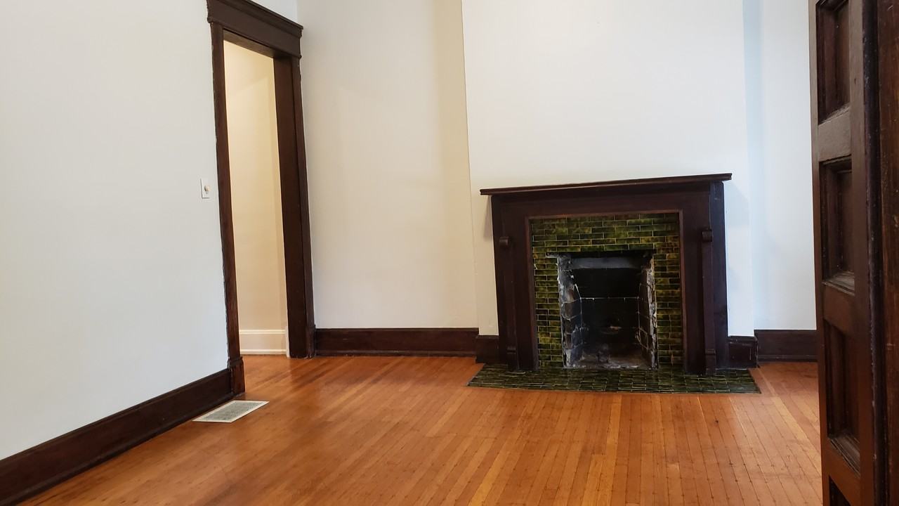 2126 N Talbott St #1 - Photo 7 of 37