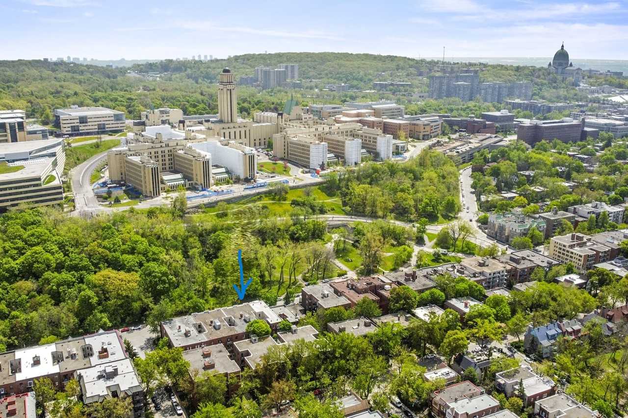 2715 Boulevard Édouard-Montpetit - Photo 2 of 9