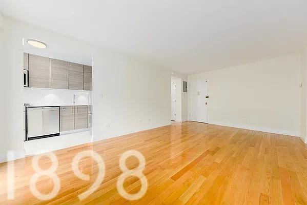 W 96th St #11DD - Photo 2 of 5