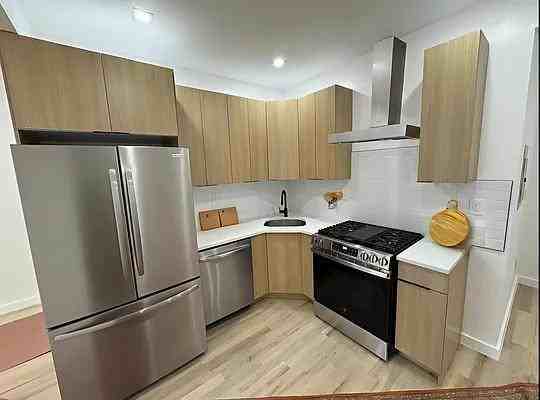 W 92nd St #6 - Photo 3 of 20