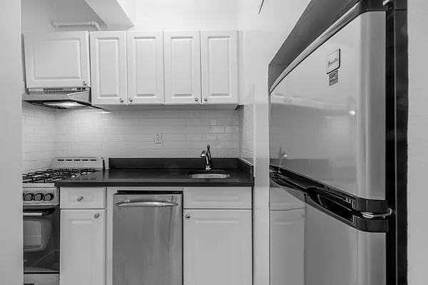 W 72nd St #1410 - Photo 3 of 10