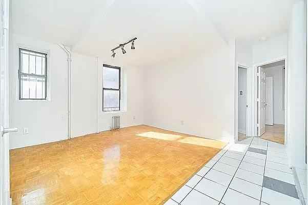 E 95th St #2W - Photo 2 of 20