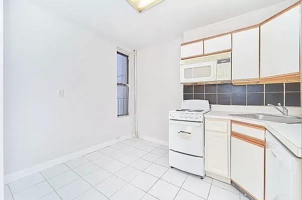 E 95th St #2W - Photo 6 of 20