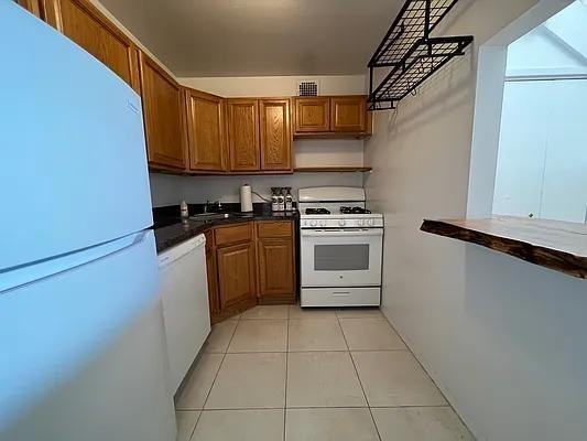 E 64th St #612 - Photo 5 of 17