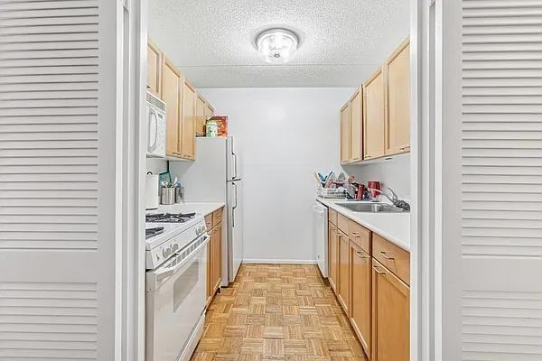 E 64th St #10A - Photo 5 of 20