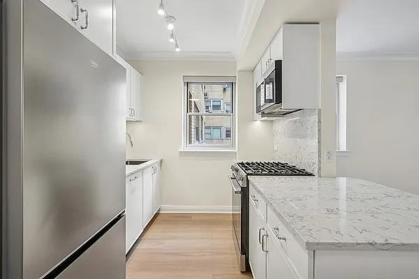 E End Ave #08-9G - Photo 5 of 17