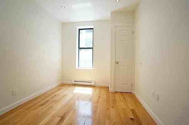 W 108th St #5 - Photo 4 of 6