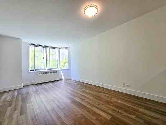 York Ave #E4 - Photo 3 of 20