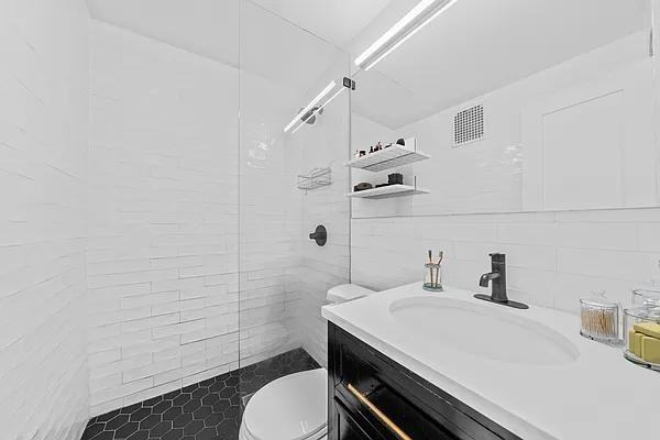 E 67th St #9D - Photo 4 of 9