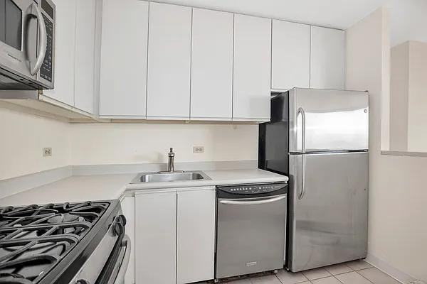 E 75th St #39B - Photo 6 of 20