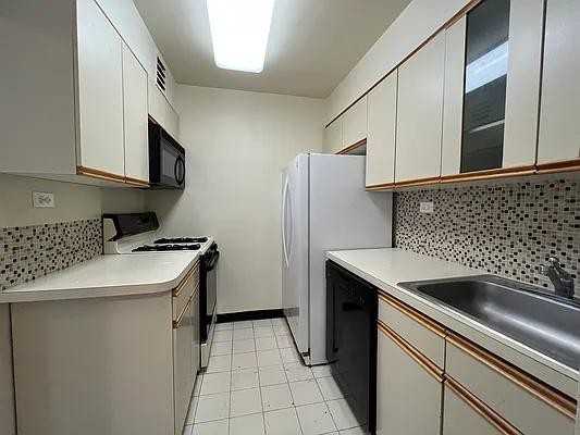 E 73rd St #2H - Photo 5 of 20