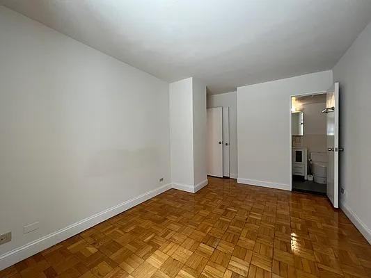 E 73rd St #2H - Photo 7 of 20