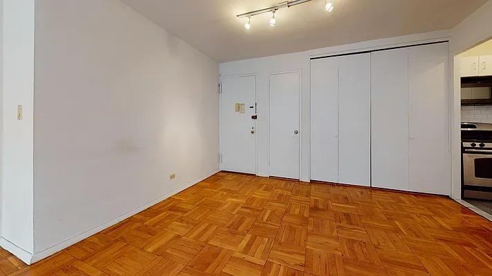 E 86th St #4E - Photo 5 of 20