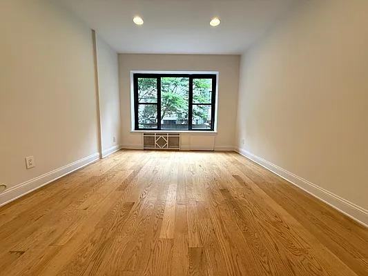 W 87th St #1N - Photo 2 of 11